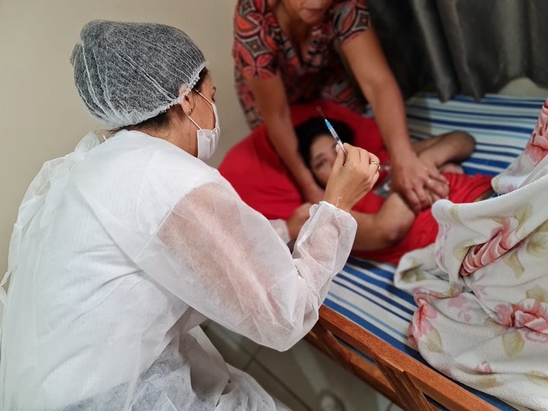 EM CASA: Liberada 4ª dose de vacina contra a covid-19 para acamados na capital