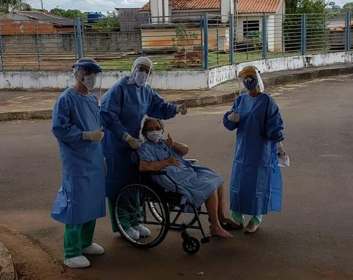 COVID-19: Idosa de 88 anos, está curada e recebe alta em Rondônia