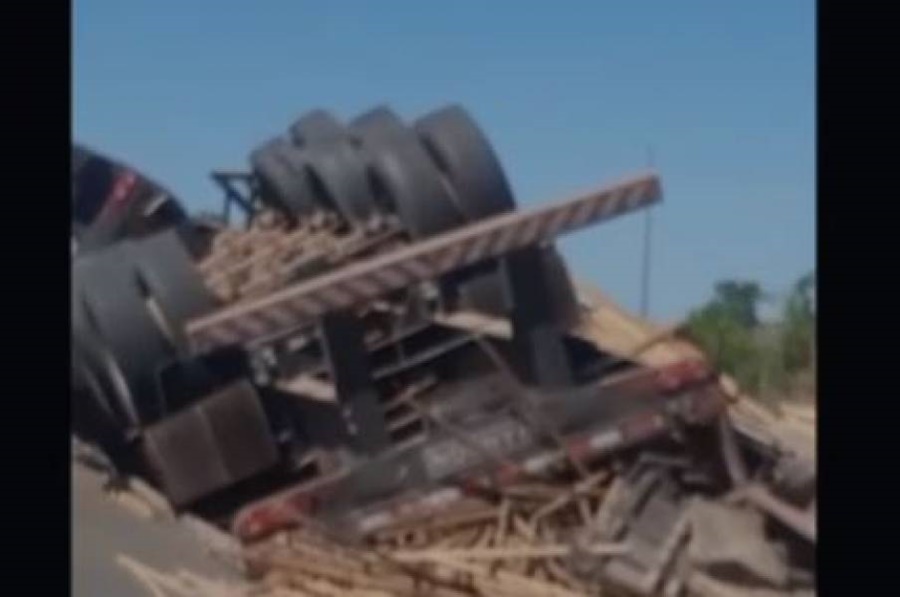 ASSISTA: Vídeo mostra carreta carregada de madeira tombada na BR 364