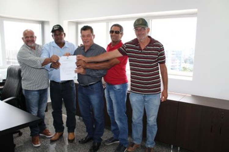 INTERIOR: ASSPRONOV de Cujubim recebe equipamentos do deputado Edson Martins