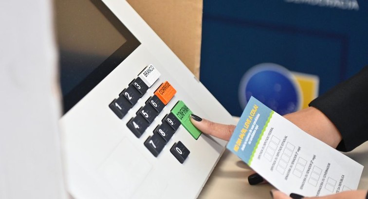 ELEIÇÕES 2026: Primeiros boletins de urna são divulgados após encerramento da votação