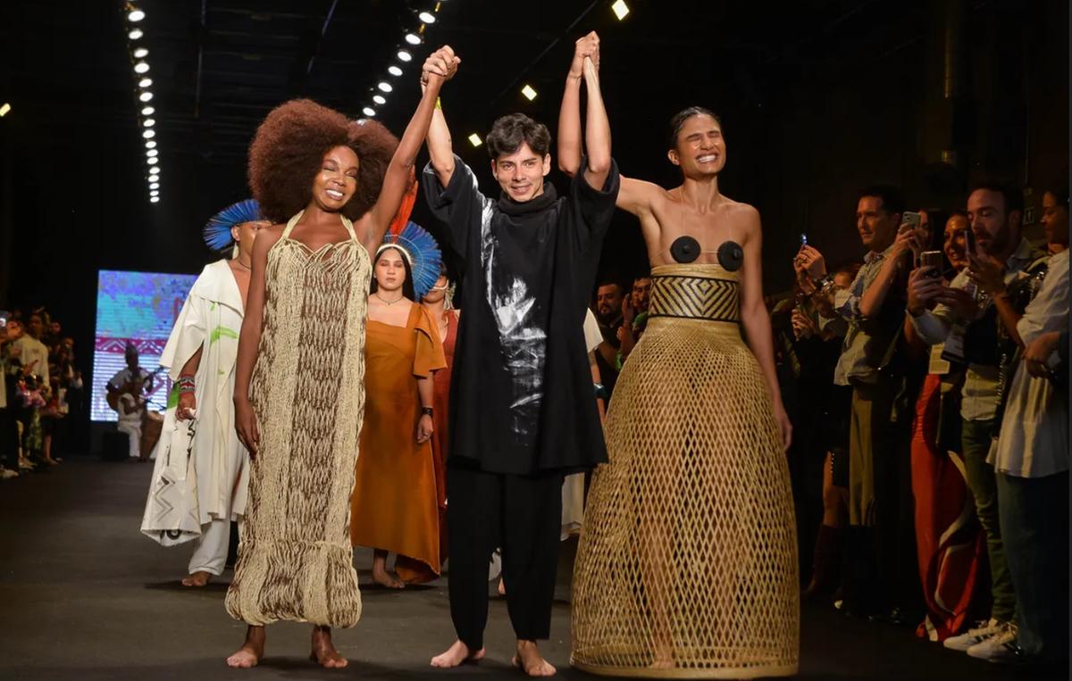 MODA: Estilista indígena amazonense  é aplaudido de pé em sua estreia na São Paulo Fashion Week