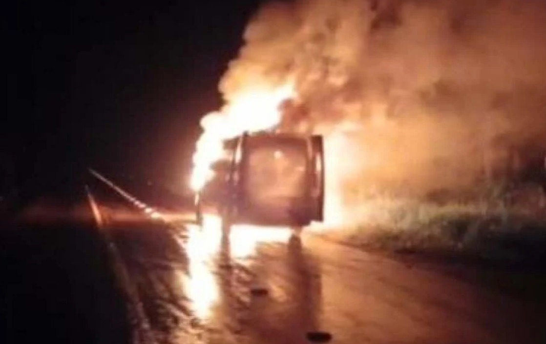 INCENDIOU TUDO: Ambulância com paciente pega fogo e fica completamente destruída
