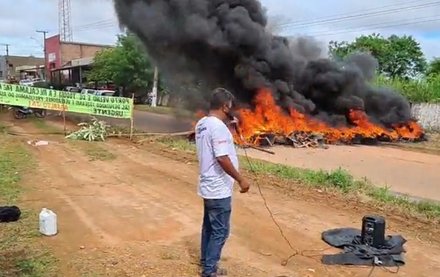 PROTESTO: Comunidade fecha avenida Calama com pneus incendiados e exige asfalto 