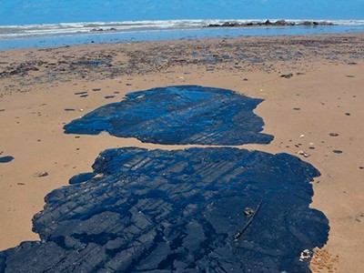 VAZAMENTO: Marinha emite nota sobre investigação de óleos em praias brasileiras