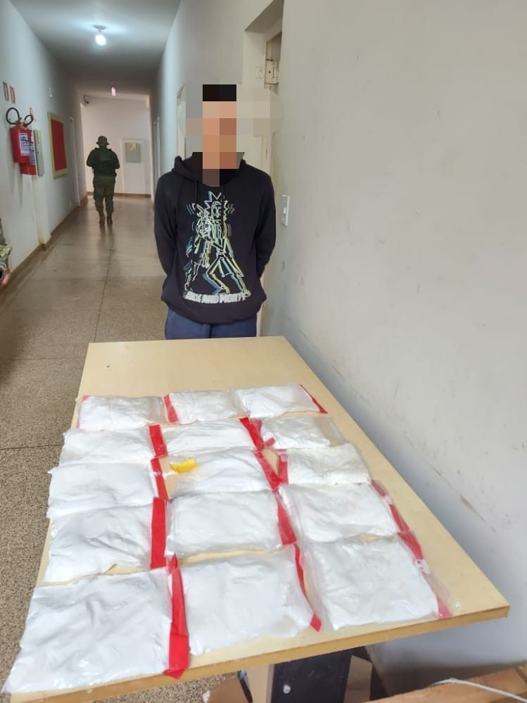 'MULA': Homem é flagrado com cinco quilos de cocaína presa ao corpo