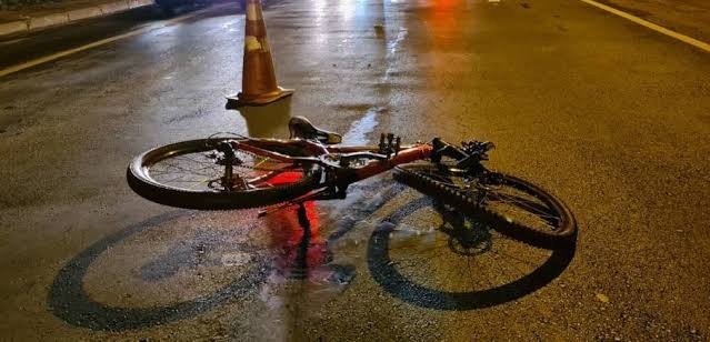 FRATUROU A PERNA: Ciclista é atropelado por carro após atravessar a preferencial na zona Leste 
