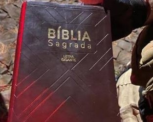 SEM PERDÃO: Jovem tem bíblia roubada por criminosos após sair da igreja 