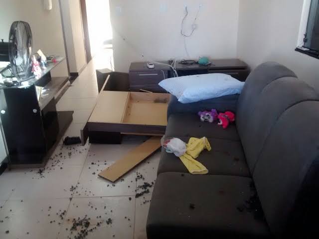 ENCIUMADO: Mulher é atacada com garrafada na cabeça pelo ex-marido que destruiu tudo em casa 