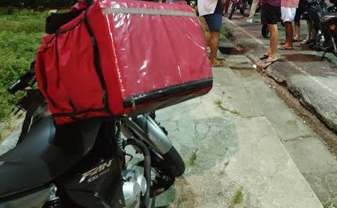 NA ENTREGA: Casal bandido é acusado de roubar motoboy de delivery na zona Sul