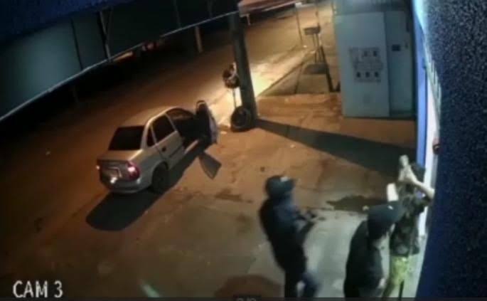 ROUBO: Bandidos rendem homens e mulheres que assistiam jogo na frente de residência 