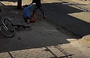 ABSURDO: Garota de 15 anos é agredida a capacetadas e jogada ao chão durante roubo 