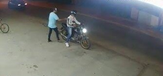 ROUBO: Aluno é assaltado por dupla em moto após sair de escola na zona Sul