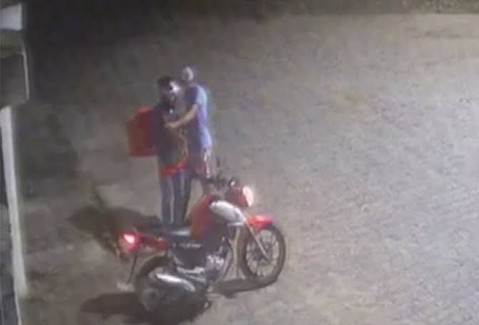 SURPREENDIDO: Motoboy de delivery é interceptado no trânsito e roubado por criminoso armado 