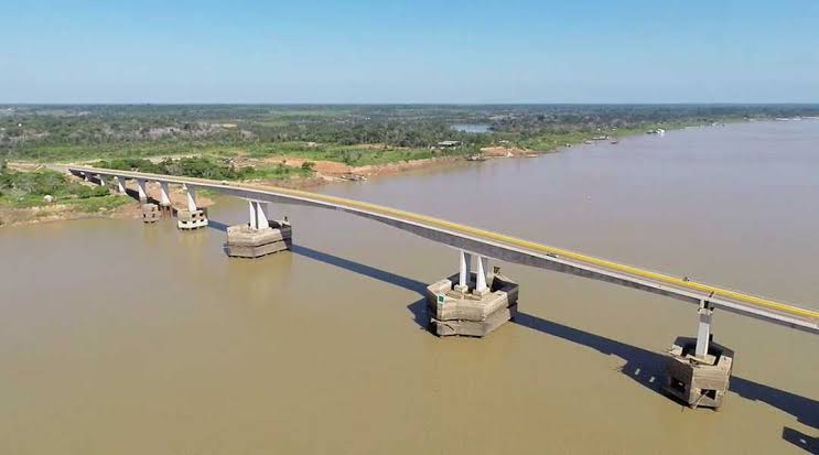 RIO MADEIRA: Motorista colide carro contra ponte que liga Rondônia ao Estado do Acre