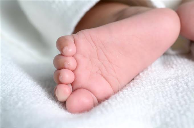 LAMENTÁVEL: Bebê com sinais de maus tratos morre enquanto dormia com a mãe