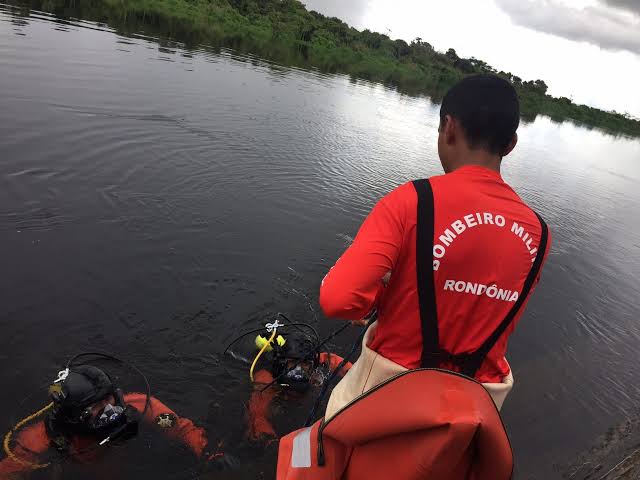 URGENTE: Bombeiros fazem buscas por homem que sumiu em rio após embarcação virar