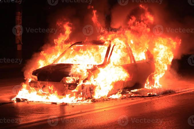 DESTRUIÇÃO: Mulher tem Uno incendiado pelo ex-marido na zona Sul de Porto Velho