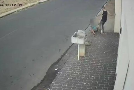 COVARDIA: Mulher é atacada a capacetadas ao ser encontrada na rua pelo ex-marido 