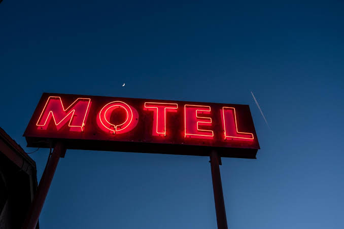 'APÓS FESTINHA': Cinco homens são presos em motel por não ter dinheiro para  quitar despesa 