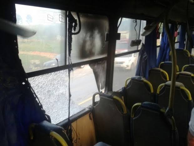 INCÊNDIO: Criminoso usa coquetel molotov para colocar fogo em ônibus 