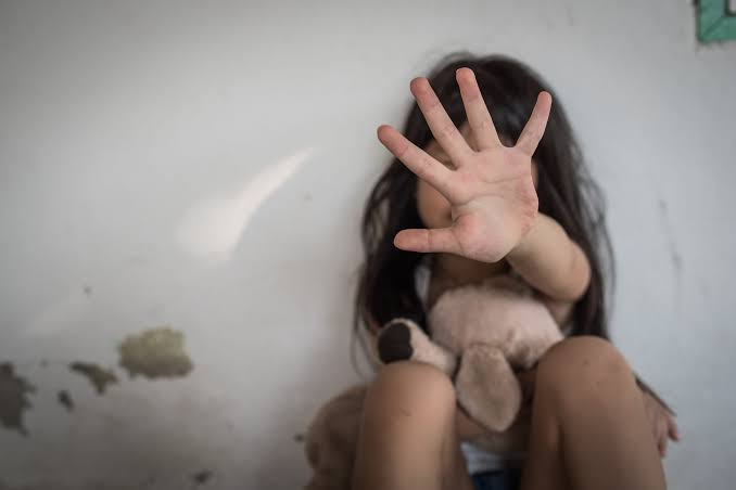 ABSURDO: Mãe flagra marido abusando da filha de seis anos no sofá de casa