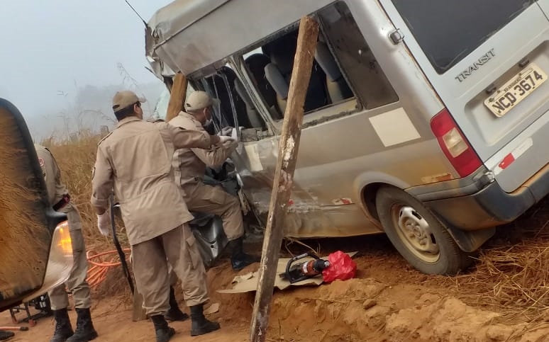 GRAVE: Van cheia de alunos colide em caminhão; há vitimas presas as ferragens