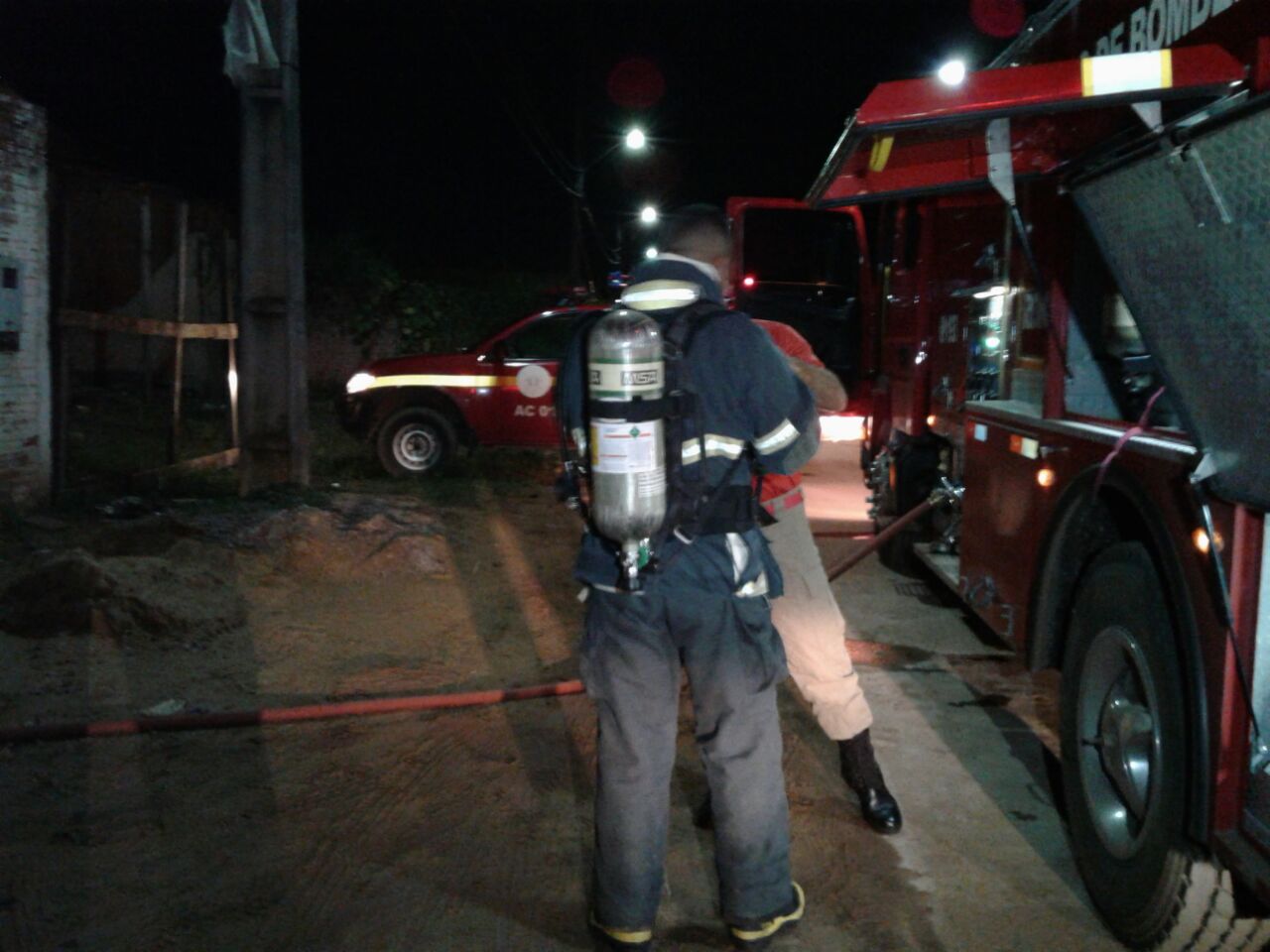 INCÊNDIO: Bombeiros agem rápido e evitam que lava jato seja totalmente destruído por fogo