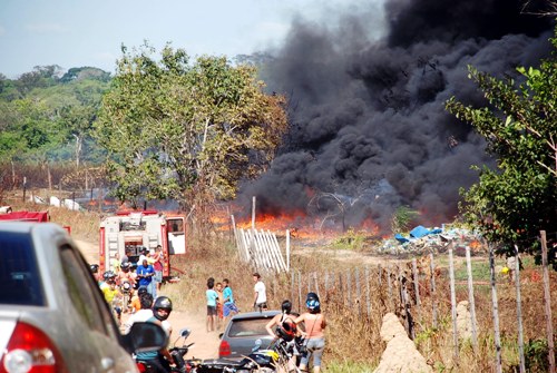 Incêndio de grandes proporções em empresa de reciclagem no Areia Branca - foto