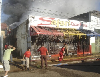 Incêndio destrói comércio no centro da capital