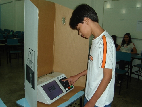 Escola da Capital treina alunos para votação de líder com urna eletrônica 