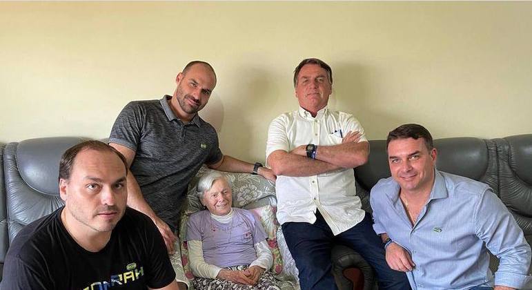 SAÚDE: Mãe de Bolsonaro está internada em hospital de SP