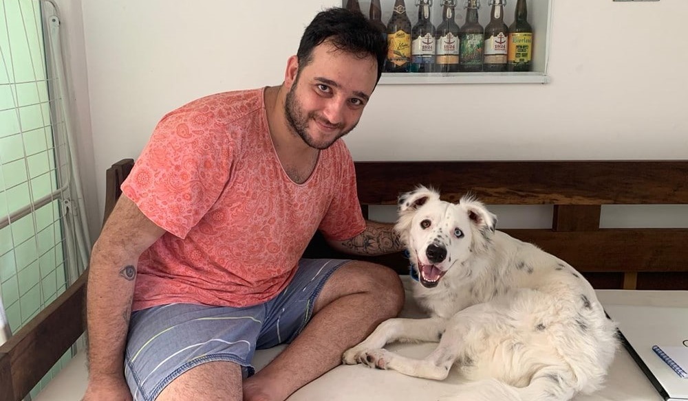 Cão surdo rejeitado por família é adotado por estudante também surdo