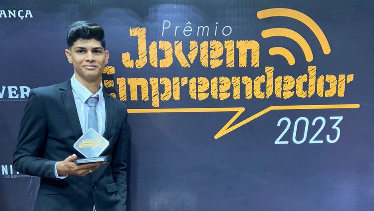 RECONHECIMENTO: Jovem empreendedor do livro recebe prêmio como destaque do ano