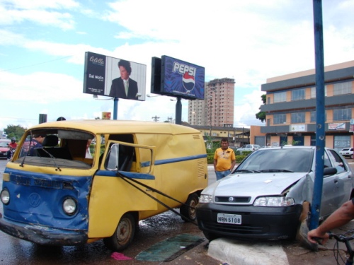 Kombi carregada de cachaça provoca acidente na Jorge Teixeira e destrói semáforo