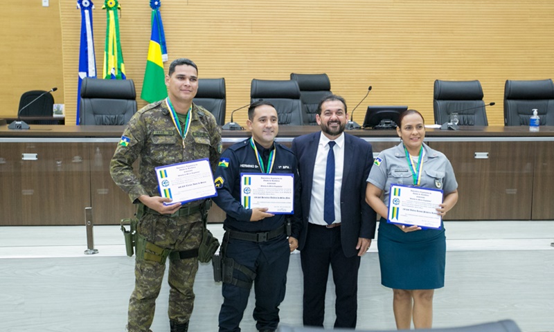 LAERTE GOMES: Parlamentar entrega Medalha do Mérito Legislativo a policiais militares
