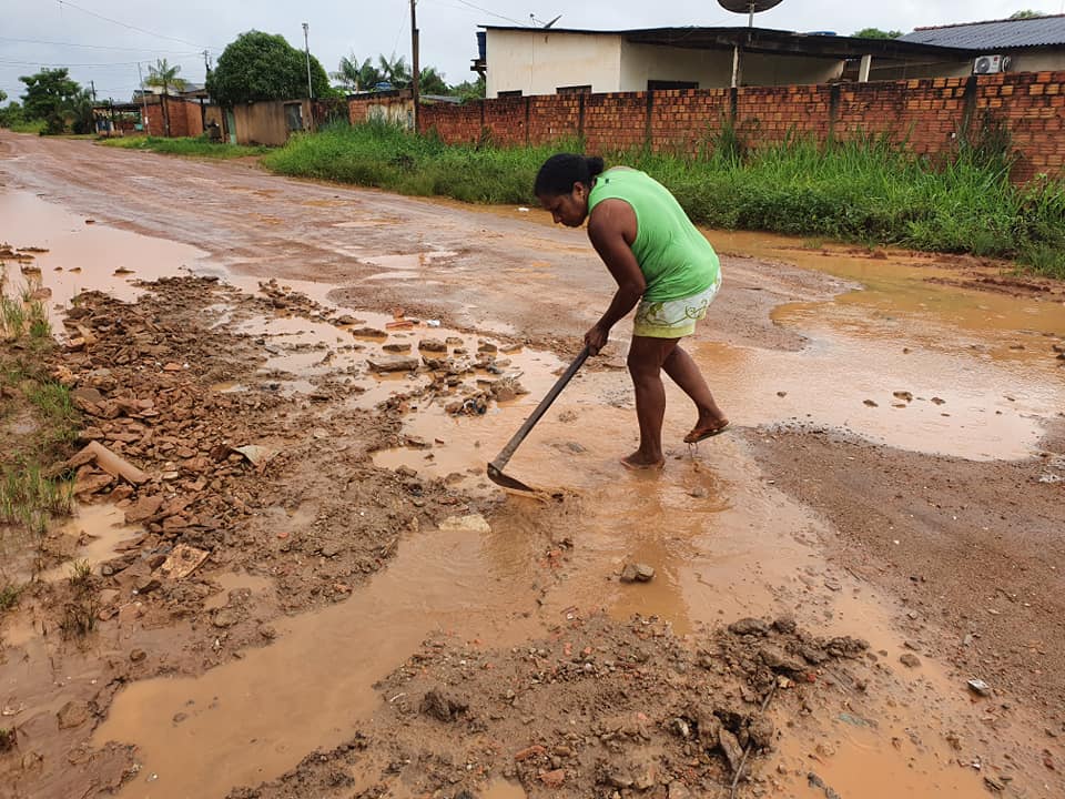 SEM PREFEITURA: Moradora da zona Leste decide fazer vala por conta própria