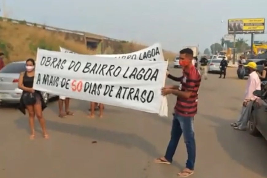 CADÊ O ASFALTO?: Comunidade do bairro Lagoa fecha BR-364 e cobra resposta do prefeito