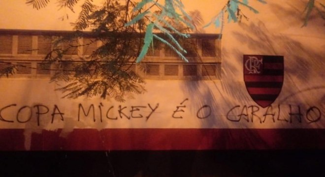 POLÊMICA: Diretor do Flamengo: 'Escreveram Mickey certo, não foi a torcida'