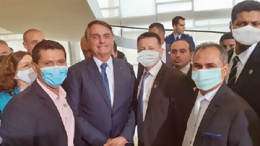 IRRESPONSÁVEIS: Presidente da AROM fica sem máscara em aglomeração em Brasília