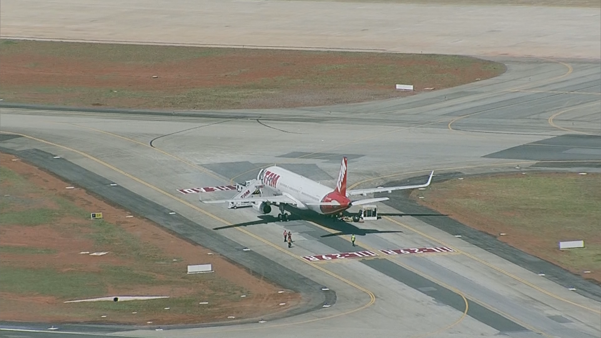 Avião da Latam estoura pneu ao aterrissar no Aeroporto de Brasília