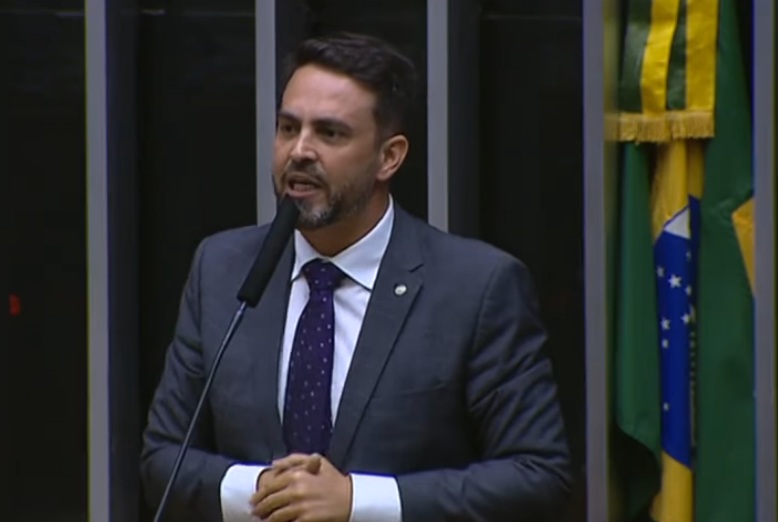 INCANSÁVEL: Léo Moraes coleta assinaturas no Congresso e CPI da ANEEL deve ser instaurada