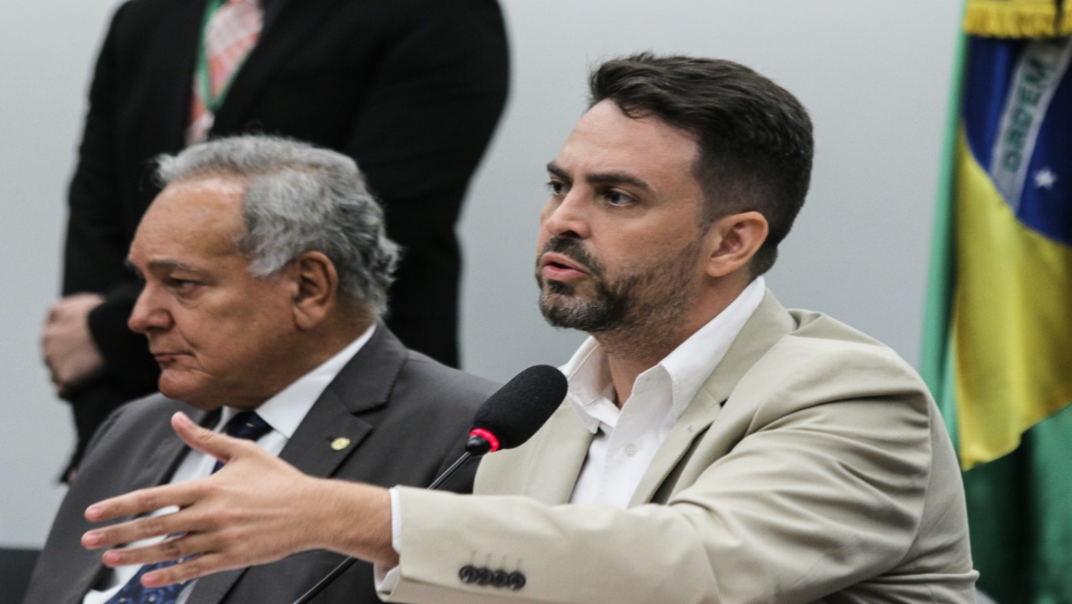 FIES: Léo Moraes quer restabelecer crédito para alunos inadimplentes