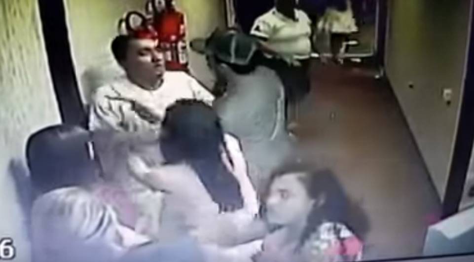 VÍDEO: Homem quebra copo em rosto de mulher após discussão em banheiro