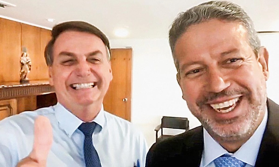DE BOA: Arthur Lira concede aposentadoria parlamentar de R$ 30 mil a Bolsonaro