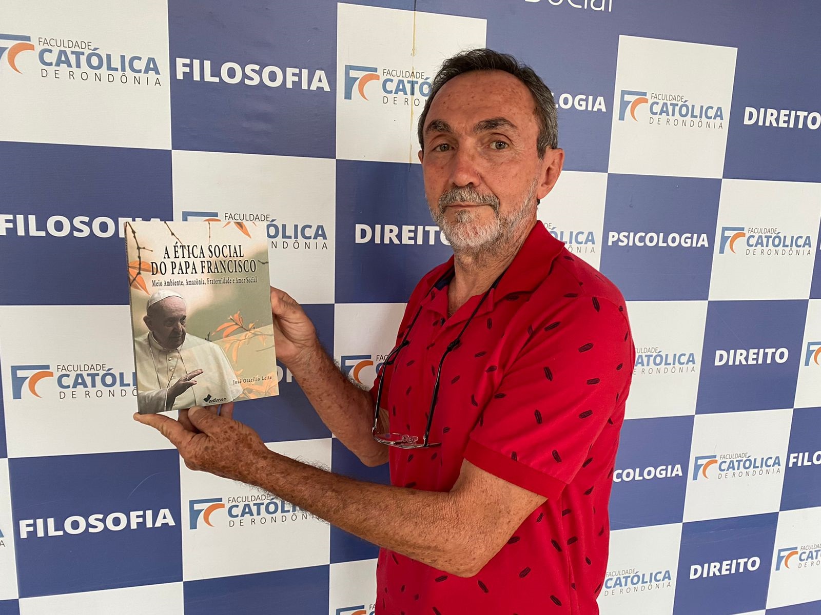 LANÇAMENTO: Professor da Faculdade Católica de Rondônia publica livro sobre documentos do Papa Francisco