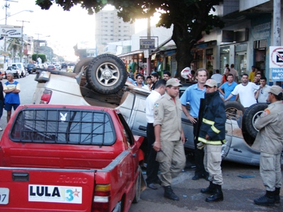 Camionete do advogado João Lucena capota na avenida Calama