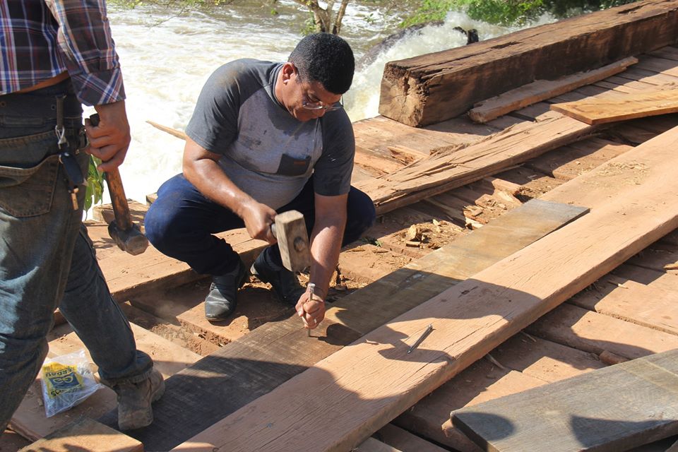 INUSITADO: Prefeito “bate prego” para emendar ponte em Candeias do Jamari