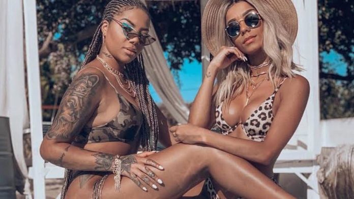 AMOR: Ludmilla dá beijão em namorada em cima de palco durante show