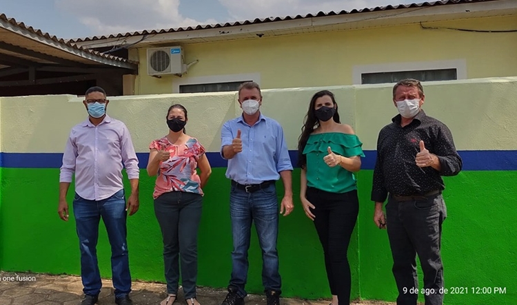 VISANDO MELHORIAS: Luizinho Goebel recebe reivindicação de diretora da Escola Estadual Floriano Peixoto